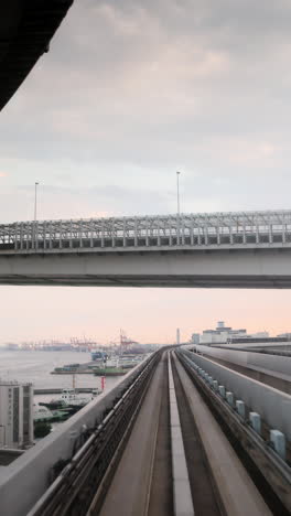 Monorraíl-De-Tokio-Pasando-Por-Los-Rascacielos-De-La-Ciudad-En-Vertical.