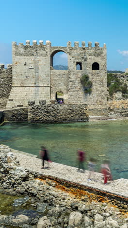 Bourtzi-Del-Castillo-De-Methoni-En-Grecia-Con-Mar-Azul-Claro-En-Vertical