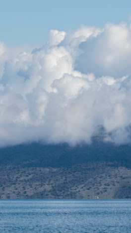 Griechenland-Küste-Und-Berge-In-Vertikaler