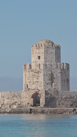 Bourtzi-Der-Burg-Von-Methoni-In-Griechenland-Mit-Blauem,-Klarem-Meer-In-Vertikaler-Richtung