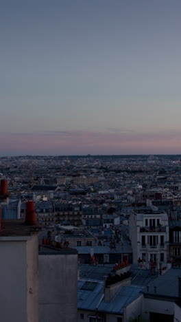 Skyline-Von-Paris-über-Den-Dächern-In-Vertikaler-Richtung
