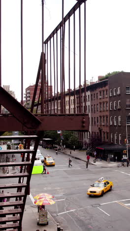 Escena-Callejera-De-La-Ciudad-De-Nueva-York-En-Formato-Vertical.