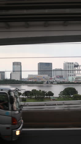 Monorraíl-De-Tokio-Pasando-Por-Los-Rascacielos-De-La-Ciudad-En-Vertical.