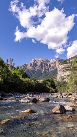 Naturpark-Monte-Pedido-In-Aragon,-Spanien-In-Vertikaler