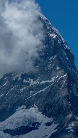 Montañas-Alpes-Suizos-En-Vertical