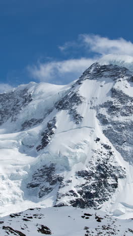 Picos-Montañosos-Del-Mont-Blanc,-Alpes-En-Vertical.