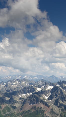 Berggipfel-Des-Pic-Du-Midi-In-Den-Französischen-Pyrenäen-In-Vertikaler-Richtung