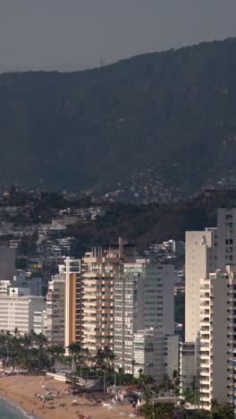 Bahía-De-Hoteles-Que-Se-Extiende-A-Lo-Largo-De-La-Costa-De-Acapulco,-México-En-Vertical.