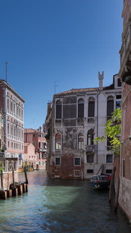 Canal-Ciudad-De-Venecia-En-Vertical