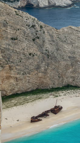 Navagio-Schiffswrack-In-Zakynthos,-Griechenland-In-Vertikaler