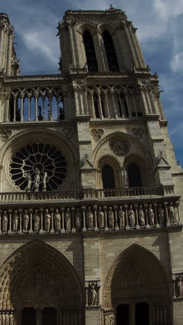 Kathedrale-Notre-Dame-In-Paris-In-Vertikaler