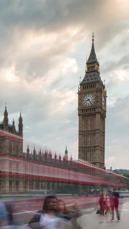 Zeitraffer-Der-Skyline-Von-London-Im-Vertikalmodus