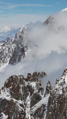 Picos-Montañosos-Del-Mont-Blanc,-Alpes-En-Vertical.