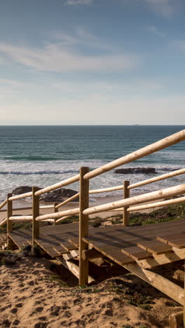 Hermosa-Playa-Salvaje-Y-Desierta-En-La-Costa-Atlántica-De-Portugal-En-Vertical