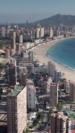 Horizonte-Del-Balneario-De-Benidorm,-España-En-Vertical.