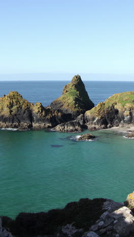 cornwall-coast,-england-in-vertical-format