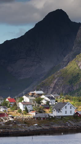 Schöne-Aussicht-Auf-Die-Stadt-Lofoten-Inseln-In-Norwegen-In-Vertikaler