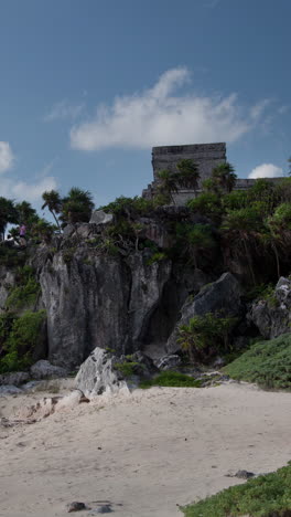 mayan-ruins-at-tulum,-mexico-in-vertical