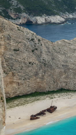 Naufragio-De-Navagio-En-Zakynthos,-Grecia-En-Vertical