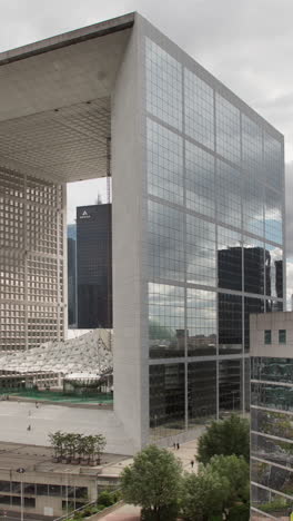 Gebäude-Im-Viertel-La-Défense-In-Paris-In-Vertikaler