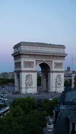 Arco-Triunfal,-París-En-Formato-Vertical.