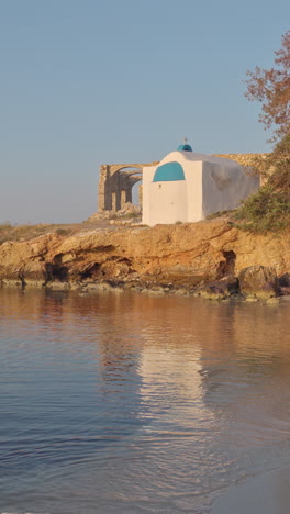 Kirche-Am-Strand-Von-Alyko,-Insel-Naxos,-Griechenland-In-Vertikaler