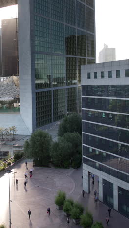 Gebäude-Im-Viertel-La-Défense-In-Paris-In-Vertikaler