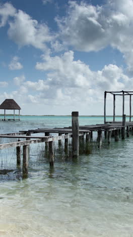 Lago-Bacalar,-Quintana-Roo,-México-En-Formato-Vertical