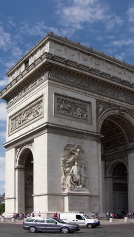 arc-de-triomphe,-paris-in-vertical-format