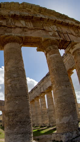 Ruinas-Griegas-De-Segesta-En-Sicilia,-Italia-En-Vertical