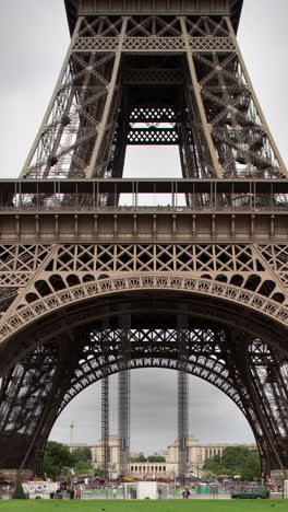 Torre-Eiffel-En-Formato-Vertical