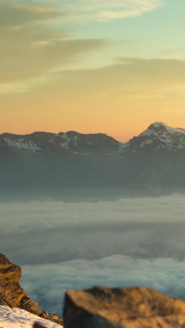 Verbier-Mont-Fort-En-El-Pico-De-La-Montaña-Del-Amanecer,-Alpes-Suizos-En-Vertical