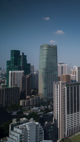 Monorraíl-De-Tokio-Pasando-Por-Los-Rascacielos-De-La-Ciudad-En-Vertical.