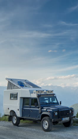 Wohnmobil-In-Der-Natur-Vertikal-Geparkt