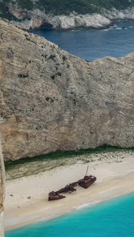 Naufragio-De-Navagio-En-Zakynthos,-Grecia-En-Vertical