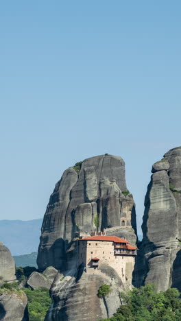 Formaciones-Rocosas-De-Meteora-Y-Monasterios-En-Grecia-En-Vertical