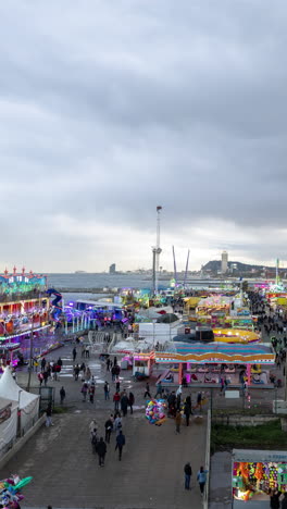 Kirmes-Bei-Nacht-Im-Vertikalen-Video