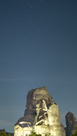 Formaciones-Rocosas-De-Meteora-Y-Monasterios-En-Grecia-En-Vertical