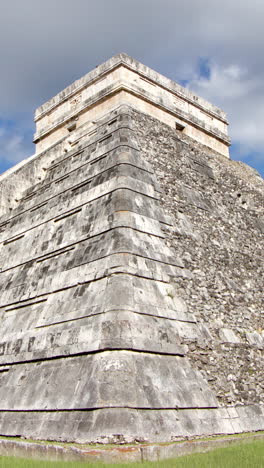 mayan-ruins-at-Chichen-Itza,-mexico-in-vertical