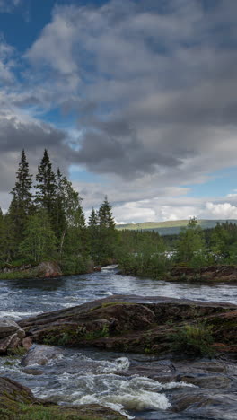 Río-Que-Fluye-En-Noruega-En-Vertical