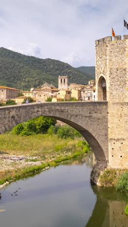 Besalú,-Girona,-España-En-Vertical.