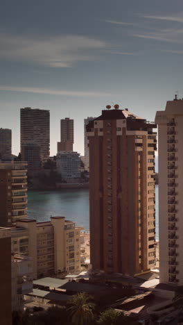 Horizonte-Del-Balneario-De-Benidorm,-España-En-Vertical.