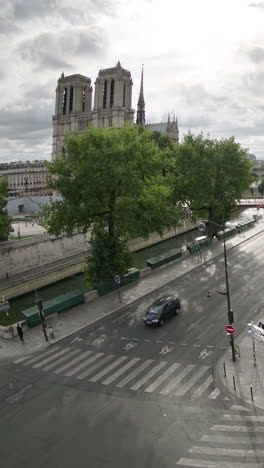 Catedral-De-Notre-Dame-En-París-En-Vertical