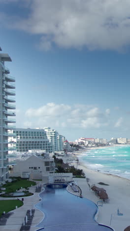 Bahía-De-Hoteles-Que-Se-Extiende-A-Lo-Largo-De-La-Costa-De-Cancún,-México-En-Vertical.