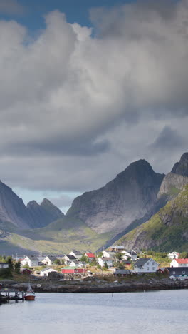 Hermosa-Vista-De-La-Ciudad-De-Las-Islas-Lofoten-En-Noruega-En-Vertical