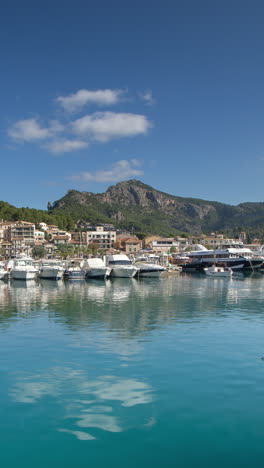 Meer-Und-Himmel-In-Pollenca,-Mallorca,-Spanien-In-Vertikaler