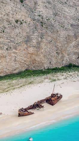 Navagio-Schiffswrack-In-Zakynthos,-Griechenland-In-Vertikaler