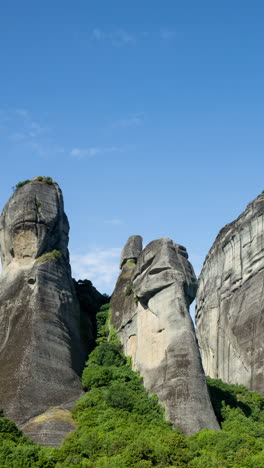 Meteora-Felsformationen-Und-Klöster-In-Griechenland-In-Vertikaler