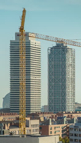 Skyline-Von-Barcelona-Von-Einem-Hohen-Aussichtspunkt-In-Vertikaler