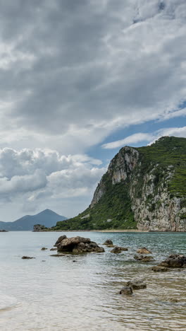 Voidokilia-Strand-In-Griechenland-In-Vertikaler